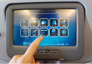 左手食指指著機艙內客座的螢幕