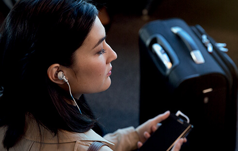 用BOSE有線耳機聽音樂的外國女性