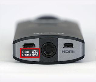「THETA S」360度照相機的底部型號及QR CODE貼紙特寫。