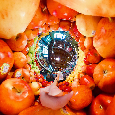 將360相機放置於蘋果堆上拍出的照片