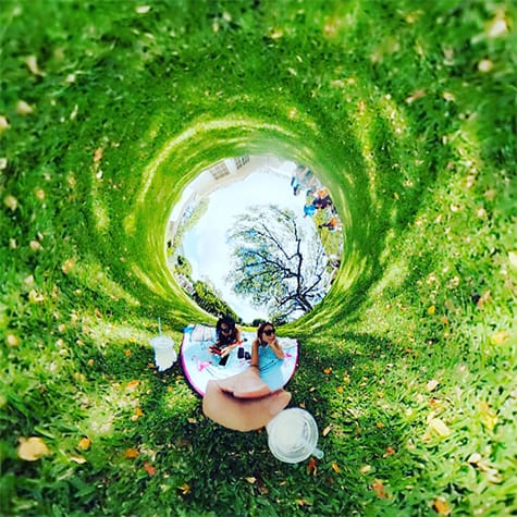 將360相機放置於蘋果堆上拍出的照片