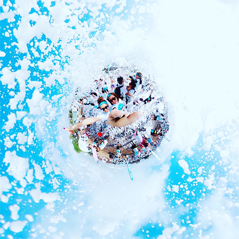 將360相機放置於蘋果堆上拍出的照片