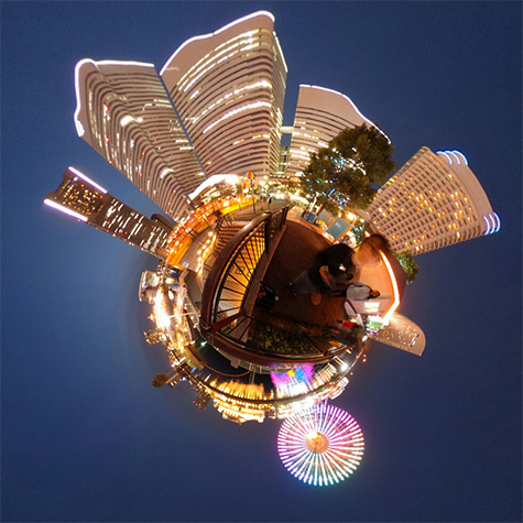 將360相機放置於蘋果堆上拍出的照片